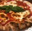 „A bisztró fő étele a négyféle módon készülő nápolyi eredetű pizza, amelyhez töltelékként és körítésként paradicsomot, sajtot, kolbászt adnak” – idézte a Gasztrorégész a Magyar Nemzet régi cikkét.

