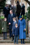 A 10 éves György herceg egy nagy, csíkos pulóverbe öltöztetett barna plüssmacit kapott az egyik rajongótól, a róla készült felvételeken pedig jól látszik, mennyire örült neki.
