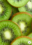 Kiwi - A kiwi szintén egy szintén természetes alvássegítő. Antioxidánsokban és C-vitaminban is gazdag, ami jelentősen javíthatja az alvás minőségét és időtartamát. Korábban számos tanulmány igazolta, hogy a kiwi magasabb szerotoninszintet eredményez, és ezért alvásserkentő hatással bír.
