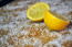 Ha te is szereted a vegyszermentes, környezetbarátabb megoldásokat, akkor ez a módszer neked való: csupán annyit kell tenned, hogy a kezedre kapsz egy hosszú szárú gumikesztyűt, majd fogsz egy fél citromot, amit sóba mártasz. Ezzel a két összetevővel dörzsöld át a vécé egészét: a só „koptató” hatású, míg a citromban lévő sav – ami dörzsöléskor reakcióba lép a kalcium-karbonáttal, amely a vízkő nagy részét alkotja – leoldja a szennyeződéseket, így a toalett nem csupán ragyogni fog, de még nagyon jó illatú is lesz!

