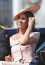Meghan rózsaszín Carolina Herrera ruhát és hozzáillő kalapot viselt a Trooping the Color rendezvényen 2018 júniusában, ami az első hivatalos megjelenése volt a királyi család tagjaként.
