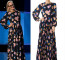 A Monique Lhuillier 2023-as őszi kollekciójának 5,5 000 dolláros ruháját ékszeres nyakkivágás, hosszú áttetsző ujj- és légies szoknyarész, illetve látványos virágminta díszített. A derékban összeszorított királykék darab mesésen mutatott a Mamma Mia! sztárján, aki az összhatást mutatós, vastag keretes, fkete szemüveggel tette igazán trendivé az outfitet.
