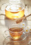 A méz antibakteriális és gyulladáscsökkentő tulajdonságokkal is rendelkezik, így segíthet például a torokfájás enyhítésében – ehhez a legtöbben forró teában keverik el, ami viszont nem feltétlenül jó ötlet.
