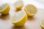 A megoldás rosszullét esetén a szakemberek szerint nem más, mint a citrom, ami elűzi a hányingert, és akár még gyomorrontás esetén is segíthet. Meg sem kell enni a savanyú gyümölcsöt, elég, ha jó mélyen beleszagolunk, ugyanis a citrom illata az, ami igazán jót tehet, ha émelygünk.&nbsp;
&nbsp;
