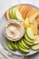 Az alma is kiváló snack, ugyanis kevés kalóriát tartalmaz, nagy mennyiségű rosttartalmának köszönhetően pedig kellően laktató. Azon kívül, hogy erősíti az immunrendszert, segít a méregtelenítésben&nbsp;is.&nbsp;
