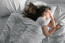 2. Nem megfelelő alvási környezet

A kényelmes alvási környezet kulcsfontosságú a minőségi alváshoz. Tehát, ha problémáid vannak az elalvással, annak az lehet az oka, hogy alvási körülményeid nem optimálisak. A rendezett hálószoba - amely nem túl világos vagy túl zajos - valamint a kényelmes ágy is kulcsfontosságú szerepet játszik a minőségi alvásban.

A megoldás: Fontold&nbsp;meg egy&nbsp;új matrac vásárlását, vagy ha túl sok a fény és a zaj, próbálj&nbsp;ki szemmaszkot vagy füldugót. Próbáljon meg egy hidegebb helyiségben aludni&nbsp;(hagyd&nbsp;nyitva az ablakot, vagy kapcsold be a&nbsp;ventilátort), mert ez&nbsp;elősegítheti a testhőmérséklet természetes csökkenését, amely hozzájárul a nyugodtabb, pihentetőbb alváshoz.
