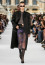 A stílusos elegancia híveinek a Givenchy&nbsp;egy túlméretezett, hosszú kabátot álmodott meg az áttetsző, virágmintás szoknya fölé.&nbsp;
