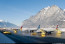 4. Innsbruck, Ausztria

A hegyekkel körülölelt Tirol fővárosa az egyik legnépszerűbb síelési célpont – és egyben egy&nbsp;csodálatos repülőút.&nbsp;A repülőgépeknek egy közel 8000 méteres csúcs fölé kell emelkedniük, és&nbsp;a pilótáknak a hegyekről lezúduló szél mellett&nbsp;számos egyéb kihívással is meg kell küzdeniük, hogy a megfelelő pozícióba kerüljenek a leszálláshoz.
