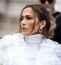 Jennifer Lopez a párizsi divathéten mindenkit meglepett divatos&nbsp;frizuraváltásával. Ez a rövid fazon csak még inkább kiemeli karakteres arcvonásait.&nbsp;
