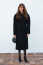 Julia Roberts már nem bírt tavaszig várni, és egy fekete harisnyával és hosszú fekete kabáttal kombinálta&nbsp;klasszikus slingback cipőtjét. A ragyogó mosolyú színésznő ebben a stílusos outfitben jelent meg&nbsp;Párizsban a&nbsp;Jacquemus divatbemutatóján.
