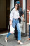 Kendall Jenner egyszerű, hétköznapi kék farmer-fehér ing összeállításához is remekül passzol ez a fazonú cipő.
