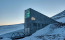 5.&nbsp;Svalbard Global Seed Vault (norvég szigetvilág)

A tudomány egyik legelzártabb bázisa&nbsp;a&nbsp;Jeges-tenger egy szigetére épült, és egyfajta&nbsp;génbankként működik. A komplexum&nbsp;1,2 millió magmintát tárolnak&nbsp;a Föld&nbsp;élelmiszerellátásának biztonsága érdekében. Amennyiben a génbankban megszűnne az&nbsp;áramellátás, a mintákat fagyott állapotban őriznék meg az utókor számára. Az építmény a külvilágtól teljesen elzártan működik,&nbsp;és csak az arra jogosult személyek léphetnek be oda.
