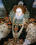 1. I. Erzsébetnek, a szűz királynőnek több mint 3000 darabból álló ruhatára volt. Az 1500-as években bő 45 évig uralkodó angol királynő évente nagyjából 10&nbsp;000 fontot költött ruházatra, ami elképesztő vagyonnal ért fel, a kincstárnok szerint viszont „őfelsége ruházata királyi, nem túl drága és nem is hivalkodó” volt. Erzsébet rajongott az akkoriban újdonságnak számító selyemharisnyáért, minden héten vett egy párat magának, ami ugyan egy kisebb parasztgazdaság haszonbérletébe került, de használat után azokat egy-egy udvarhölgyének adományozta.
