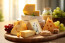 Az persze mindegyik sajtfajta fontos, hogy alul, a hűtőszekrény zöldségfiókjában tartsuk őket, ott ugyanis a hőmérséklet egyenletesebb, akkor sem ingadozik, ha gyakran nyitogatod a hűtőajtót.
