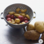 A Bristolpost idézte a Tesco egyik szakértőjét, aki szerint a burgonyát akár fél évig is el lehet tárolni. Ha fittyet hányunk rá, a krumpli már hetekkel később csírázni kezdhet.
