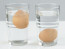 Ha a tojás csúcsa még az edény alján van, de függőlegesen lebeg, akkor olyan 10-12 napos lehet, tehát bátran felhasználhatjuk Ha viszont a víz tetején lebeg, azonnal dobjuk ki!
