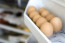 A legtöbben általában a hűtő ajtajában szoktuk tárolni a tojásokat, hiszen pont kézre esik, ám mint kiderült, ezt nem lenne szabad. Ennek nem más, mint a hirtelen hőmérsékletváltozás az oka, hiszen egy napon belül elég gyakran nyitogatjuk a fridzsidert, ez pedig hatással van a bent tárolt ételek minőségére.
