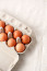 Ráadásul az sem mindegy, milyen pozícióban tároljuk a tojásokat – Berry tanácsa szerint megfordítva, azaz a csúcsos résszel lefelé érdemes a dobozba tenni, így a sárgája középen marad.
