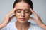 A súlyos fejfájás a felnőttek esetében akár agyhártyagyulladásra is utalhat, amit általában a nyak merevsége, valamint az erős fényre való érzékenység kísérhet. Az agyhártyagyulladás egyébként az agyat és a gerincvelőt körülvevő védőmembránok fertőzése, ami súlyossá is válhat, ha nem kezelik minél hamarabb.
