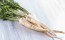 A fehérrépa igazi kincsnek számít ebből a szempontból: a levágott végének felhasználásával rengeteg friss petrezselyemzöldet termeszthetünk, egy trükknek hála ugyanis friss hajtásokat tud hozni.
