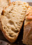 A kenyértartók, a fóliák vagy épp a zacskók nem a legmegfelelőbbek a kenyér tárolására és frissentartására, de szerencsére van egy módszer, amellyel megakadályozhatjuk, hogy a pékáru túl gyorsan, túl hamar kiszáradjon.
