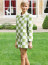 Párizsban a gyönyörű színésznő egy zöld-fehér kockás Louis Vuitton szerelésben mutatkozott, amit Bulgari ékszerekkel dobott fel.
&nbsp;
