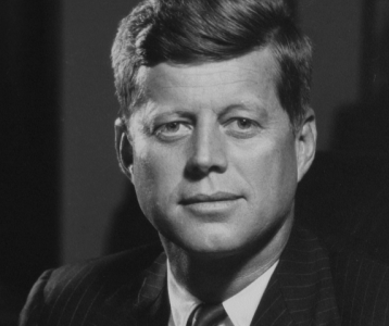 Le sem tagadhatná világhírű nagyapját: ő John F. Kennedy 29 éves fiúunokája, aki nemcsak sikeres, de rendkívül jóképű is – fotók 