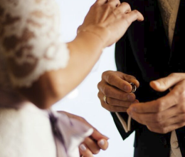 Gyűrűhúzás az esküvőn