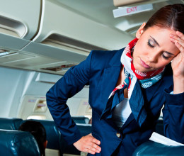 Palackozott vizelet és használt gyantacsík a repülőn - A stewardess legundorítóbb élményei
