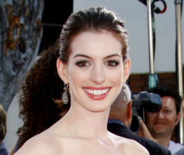 Nadrág nélkül kapták lencsevégre Anne Hathaway-t: a színésznő még így is stíluskirálynőként tündökölt - Fotó 