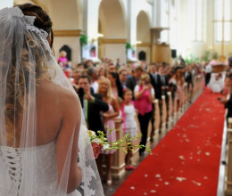Kiröhögte a vőlegény a menyasszonyt, mikor meglátta az oltárnál: Óriási botrány tört ki