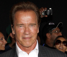 Egy titokzatos fiatal nővel bukott le a párkapcsolatban élő Arnold Schwarzenegger: egy csók is elcsattant köztük - Fotó 