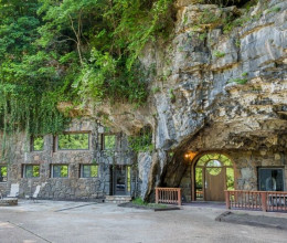 Elképesztő luxuslakás rejtőzik egy eldugott arkansasi barlangban - Fotók