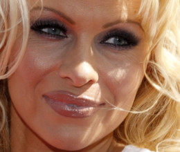 Pamela Anderson teljesen felhagyott a sminkeléssel: természetes külsejével az egész világot letaglózta - Fotók