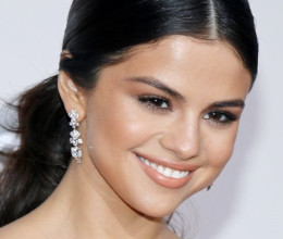 Selena Gomez sosem volt még ilyen szexi: az énekesnő csillogó miniruhájától tátva maradt a szánk – fotó 