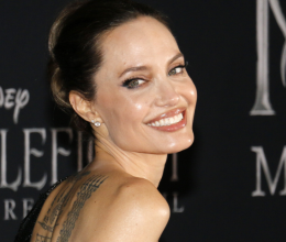 Igyekezett elvegyülni, de nem nagyon sikerült neki: Angelina Jolie egyszerű nézőként ült be a budapesti Operába - Fotók 