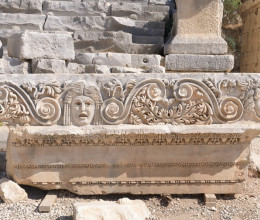 Kotrógéppel törtek össze egy római kori szarkofágot Gyulafehérváron