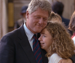 Rá sem ismerni Bill Clinton lányára: nem hiszed el, milyen bombázó nő lett Chelsea-ből – fotók 