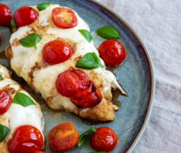 Ezt a mozzarellás csirke caprese receptet muszáj kipróbálnod, ha finom és egészséges ételre vágysz