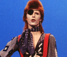 Fény derült a titokra: drámai oka van, miért viselt fekete szemkötőt David Bowie