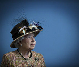 Nyugdíjba megy II. Erzsébet főállású hasonmása, aki 34 évig "alakította" a királynőt - Fotó
