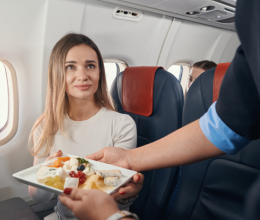 Inkább ne kérj ételt a repülőn: egy légiutas-kísérő elárulja, hogy miért kellene visszautasítanod