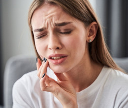 Kínoz a fogfájás, de nincs otthon gyógyszer? Ezzel az 5 dologgal pikk-pakk csillapíthatod a gyötrő fájdalmat!