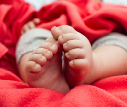 Gólyahír! Apa lett a Wellhello népszerű énekese, elbűvölő fotókat mutatott újszülött kisfiáról 