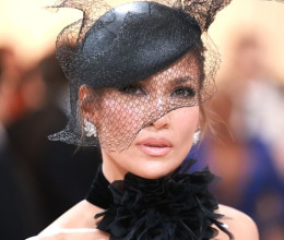 Jennifer Lopez szettje nem sokat hagyott a képzeletre: a popdíva extrém, kivágott ruhában jelent meg a Met-gálán