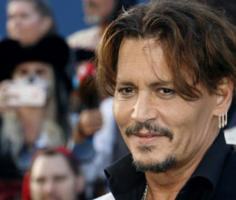 Elcsigázott tekintet, kopott farmer és leharcolt edzőcipő: Johnny Depp új külsejére még a rajongók sem találnak szavakat - Fotók