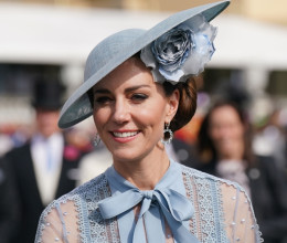 Katalin sosem volt még ennyire sikkes: a brit királyi család divatdiktátora felvette a világ legszebb kék szettjét – Fotók 