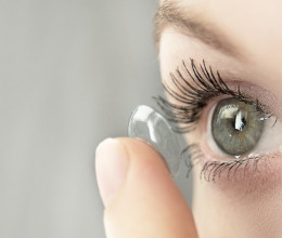 Sokkoló videó: 23 darab kontaktlencsét kellett eltávolítani egy nő szeméből, mert esténként elfelejtette őket kivenni
