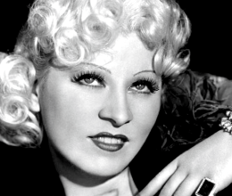Ő volt Hollywood aranykorának legnagyobb botrányhősnője: a szőke szexszimbólumot még börtönre is ítélték pikáns színdarabja miatt