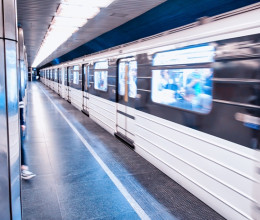 Elaludt a férfi a metrón, majd sokkoló dolog történt vele: váratlan vendég zavarta meg a pihenését - Videó 